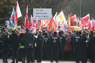 Congresso que elegeu nova liderança na AfD marcado por protestos massivos de manifestantes anti-fascistas