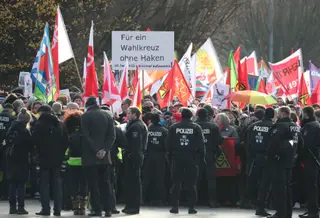 Congresso que elegeu nova liderança na AfD marcado por protestos massivos de manifestantes anti-fascistas
