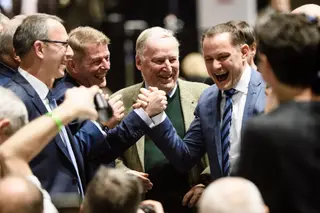 Tino Chrupalla, à direita, aperta a mão de um deputado da AfD, Karsten Hilse, sob o olhar do fundador do partido, Alexander Gauland