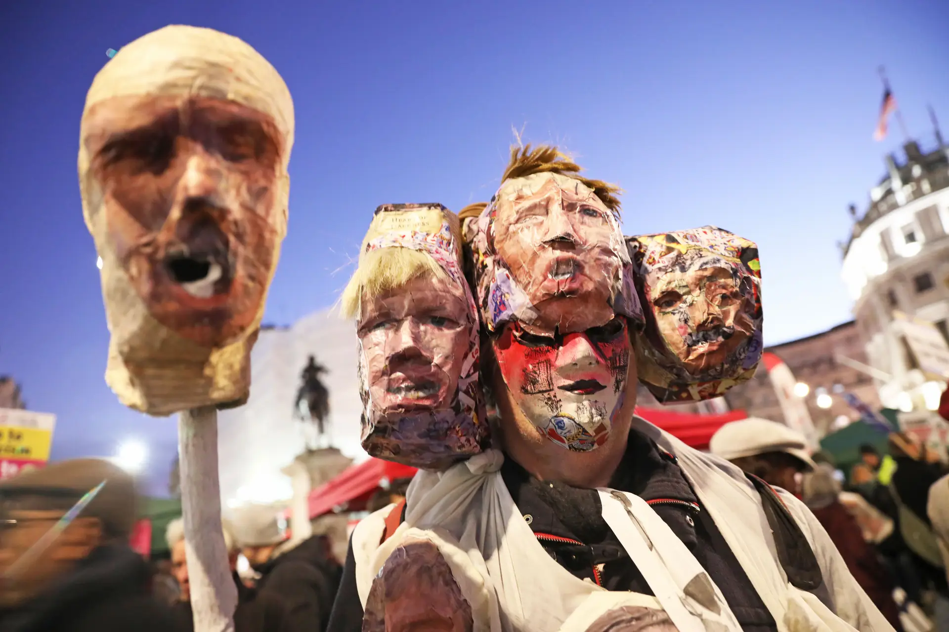 “Tira as mãos do NHS” foi o lema de alguns milhares de pessoas hoje reunidas em Trafalgar Square, no centro de Londres. Com Donald Trump na capital, os manifestantes exigem que o serviço nacional de saúde (NHS) se mantenha público, temendo que um acordo comercial com os Estados Unidos, após o Brexit, abra alas às grandes farmacêuticas americanas