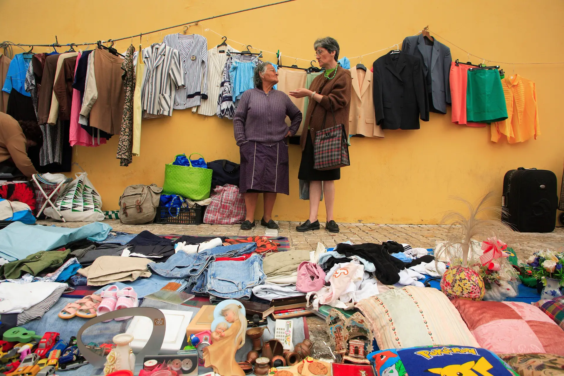 Covid-19. Vendedores da Feira da Ladra em protesto exigem reabertura do espaço