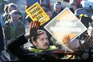 Mascarado de abelha, um membro do movimento ambientalista Extinction Rebellion colou-se (literalmente) ao autocarro de campanha dos Liberais Democratas e sujou o para-brisas da viatura com ketchup, esta sexta-feira em Londres. O grupo promete “zumbir” em redor de todas as comitivas partidárias para exigir ação contra as mudanças climáticas. A líder do partido, Jo Swinson, conversou com os manifestantes