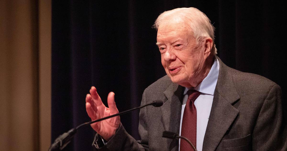 O ex-presidente Jimmy Carter vota por correio em Kamala Harris