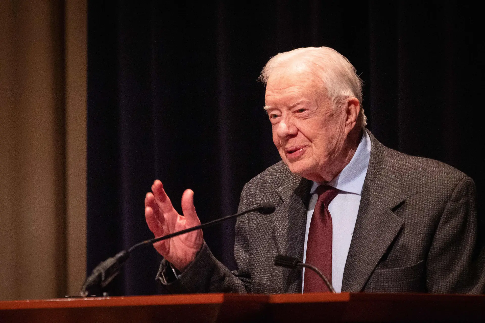 Ex-presidente Jimmy Carter vota por correio em Kamala Harris
