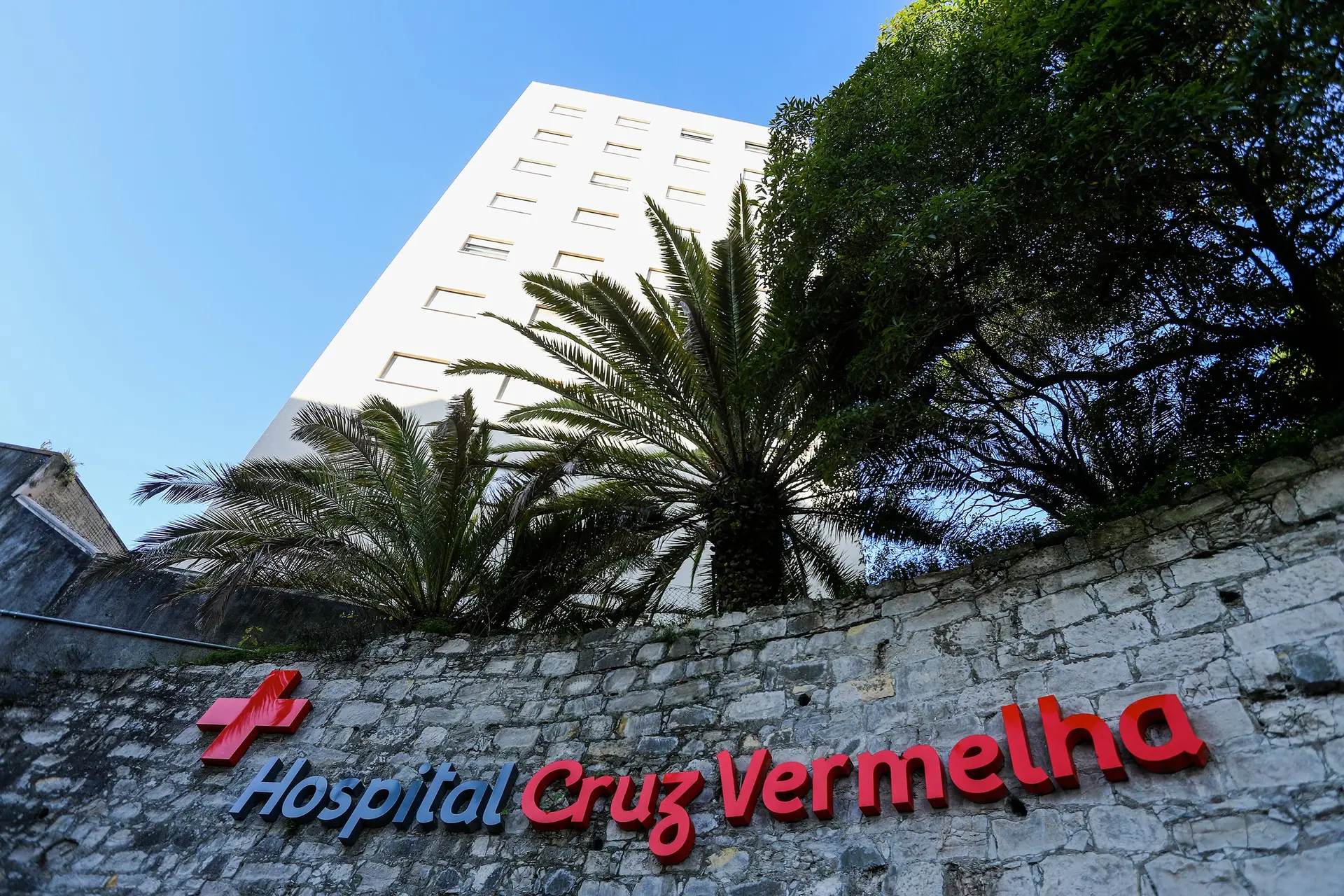 O edifício, os equipamentos e o terreno do hospital continuam a ser da Cruz Vermelha Portuguesa