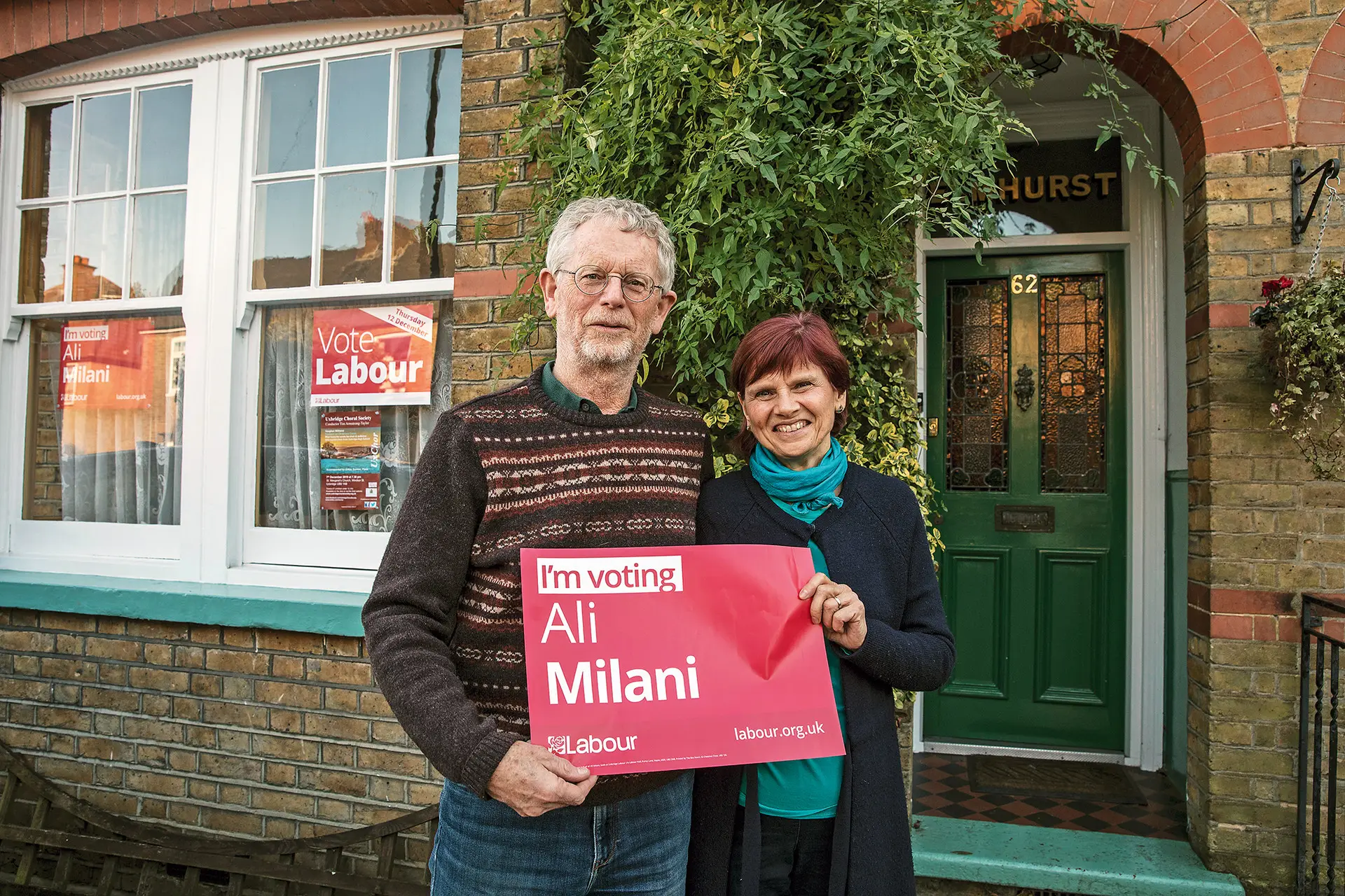 Gavin e Angela à porta da casa de ambos, numa zona trabalhista do círculo eleitoral de Uxbridge. À volta, outras casas tinham cartazes como este