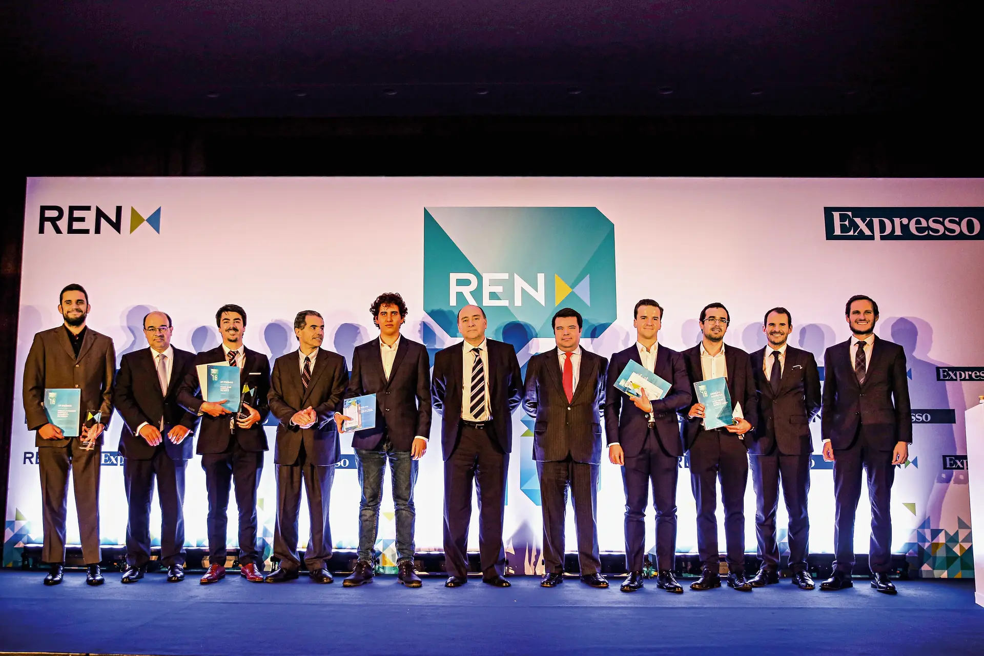 A fotografia de praxe dos vencedores  do Prémio REN 2018. Um momento  que se repetirá já esta segunda-feira na entrega da edição de 2019 deste prémio