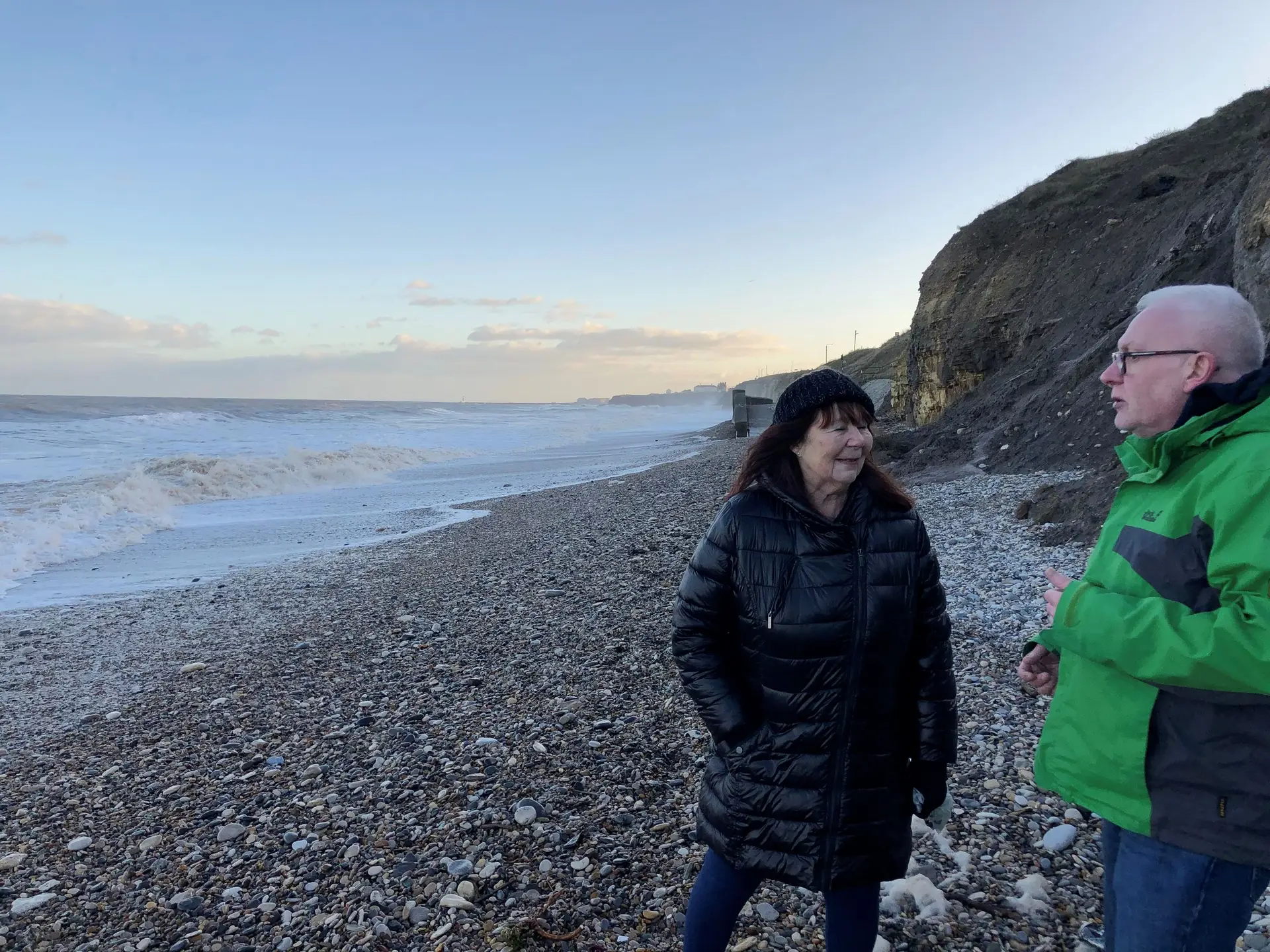 Há restos de indústrias de outrora no cascalho da praia de Seaham, onde Dorothea e Bill discutem o futuro da Inglaterra. Divide-os a imigração