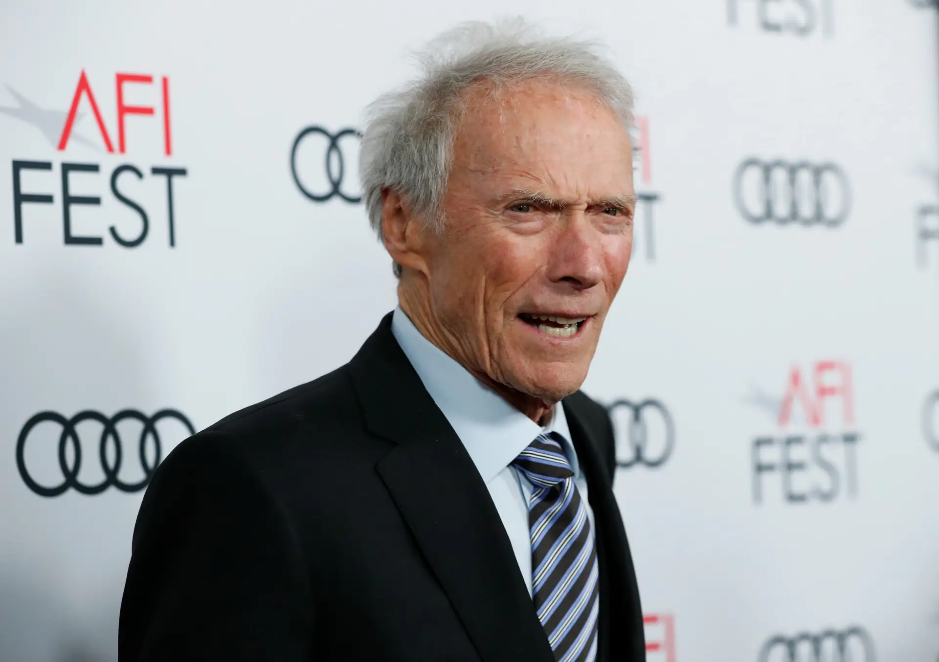 Clint Eastwood faz rara aparição pública, aos 93 anos