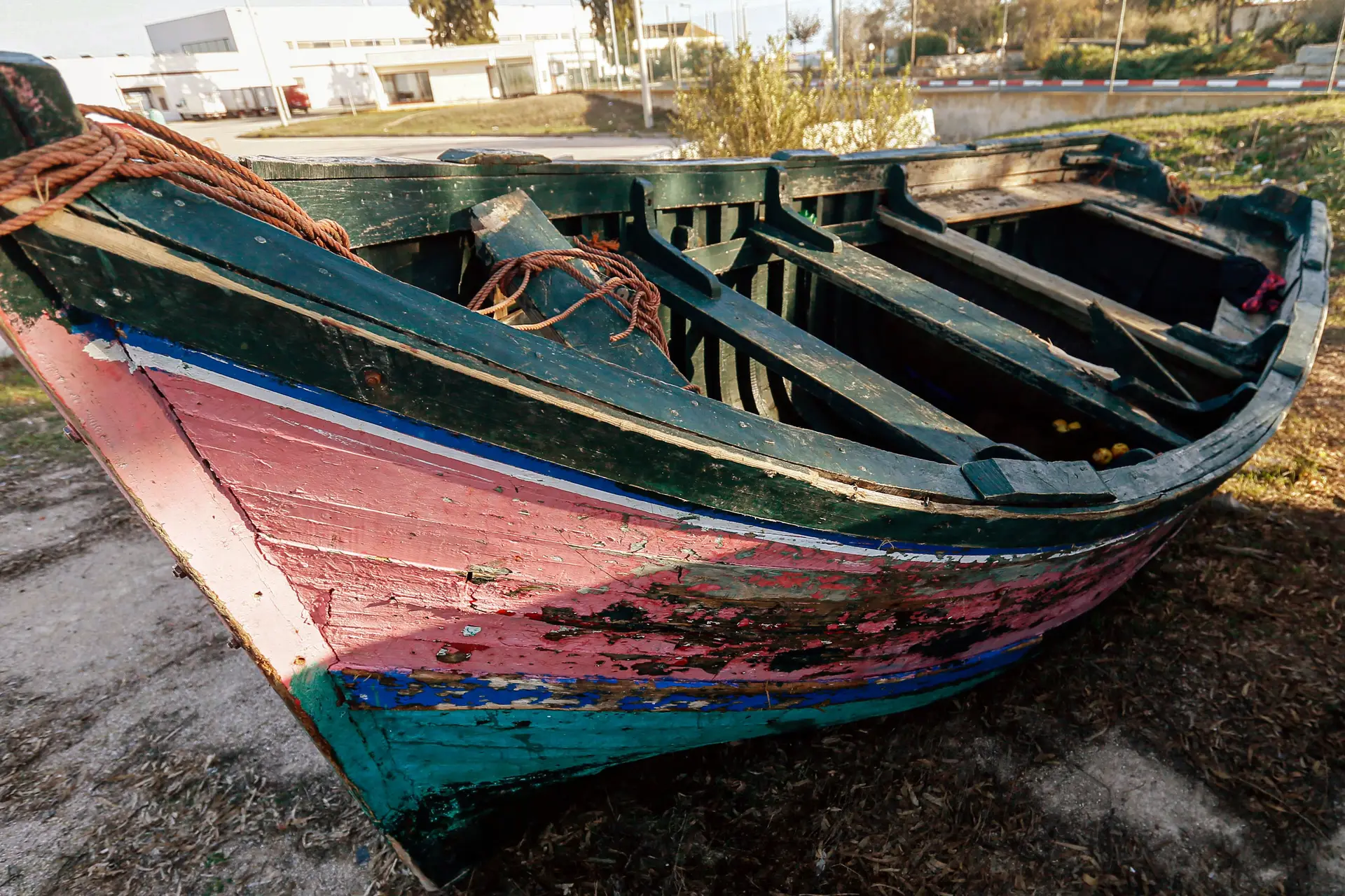 Barco em que viajaram os jovens marroquinos que atracaram na praia de Monte Gordo, no Algarve, dia 11 de dezembro