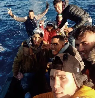 Selfie do grupo tirada durante a travessia. Queriam chegar a Espanha, mas desembarcaram em Monte Gordo em dezembro de 2019