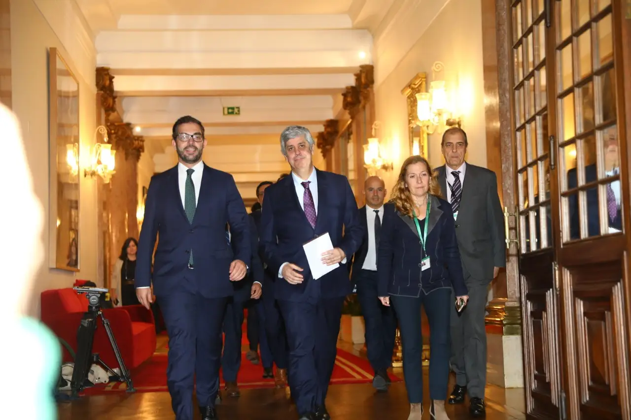 Carga fiscal volta a subir em 2020 e garante excedente orçamental