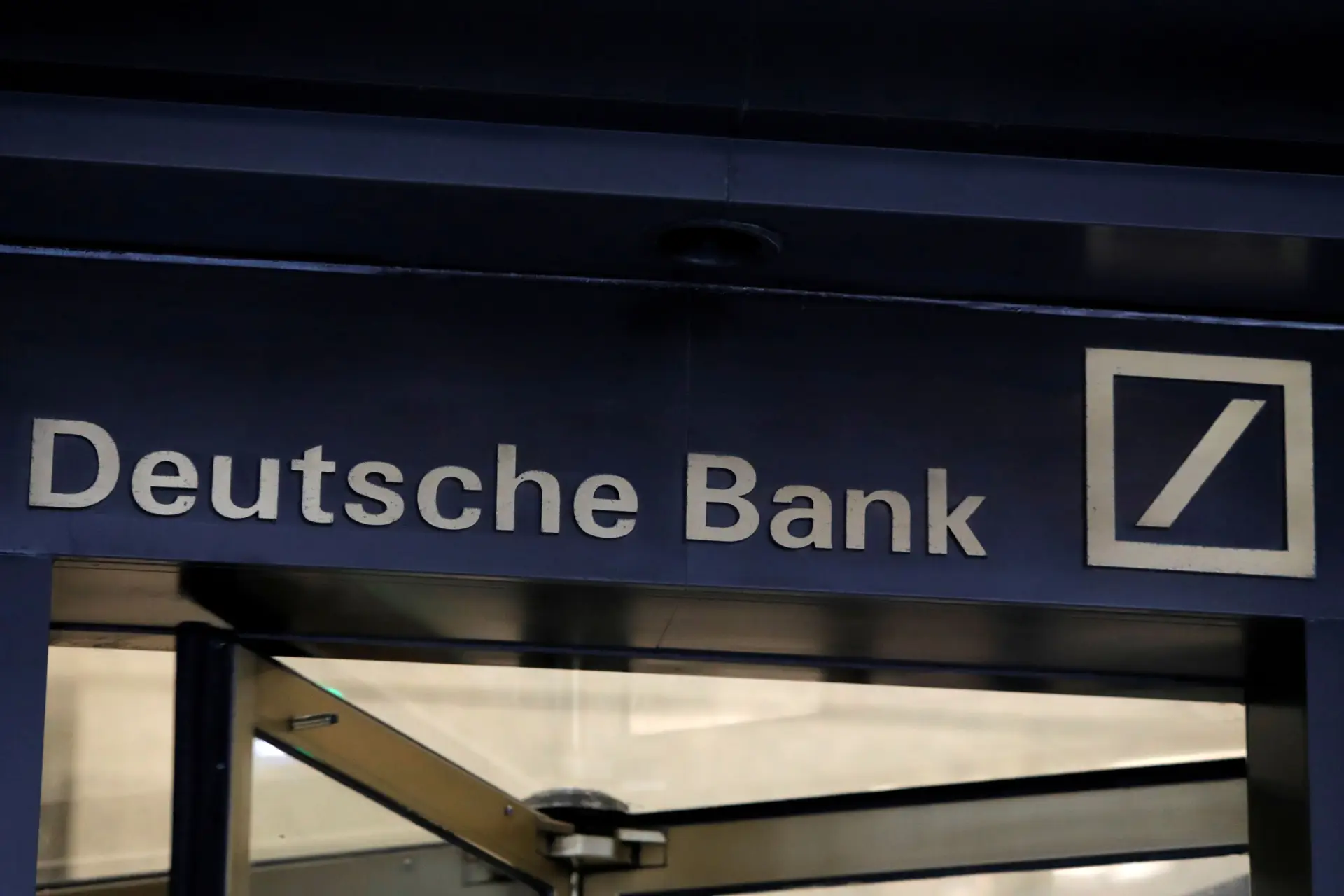 As relações da filial norte-americana do Deustche Bank com o milionário Epstein,suspeito de pedofilia e tráfico de menores, valeram-lhe uma multa de 150 milhões de dólares