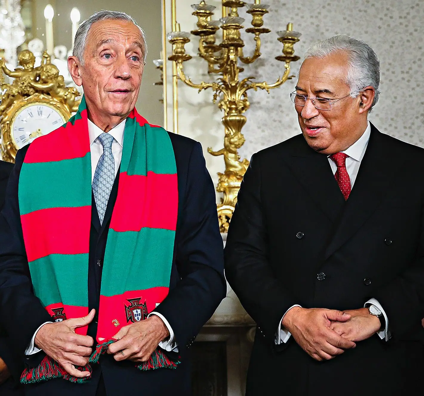 Costa ofereceu o cachecol do Euro (como o outrora usado por Centeno) a Marcelo. Sonhará o PM com um Presidente amarrado?