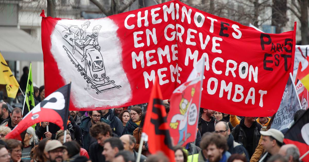 Sindicatos admitem incapacidade para travar nova lei das pensões em França