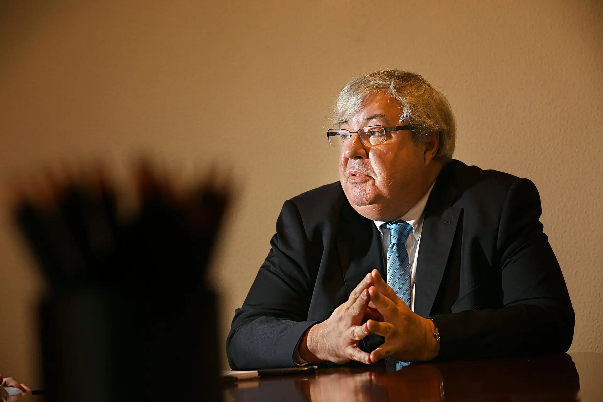 “Ninguém entra no domicílio de outra pessoa sem uma ordem judicial”: requisição de casas privadas do Zmar viola a Constituição
