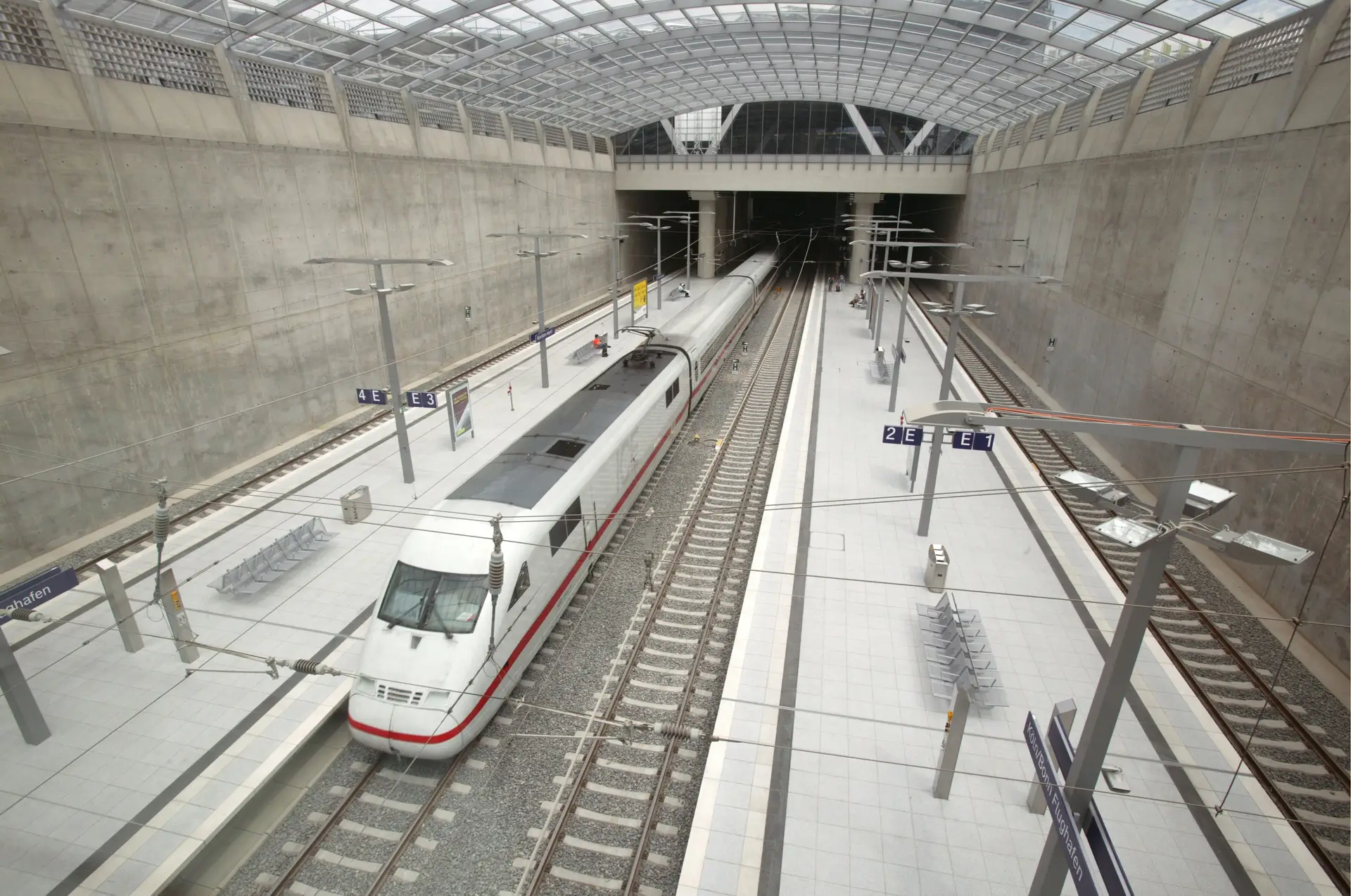 Comboio de alta velocidade na estação do aeroporto de Colónia-Bona, Alemanha
