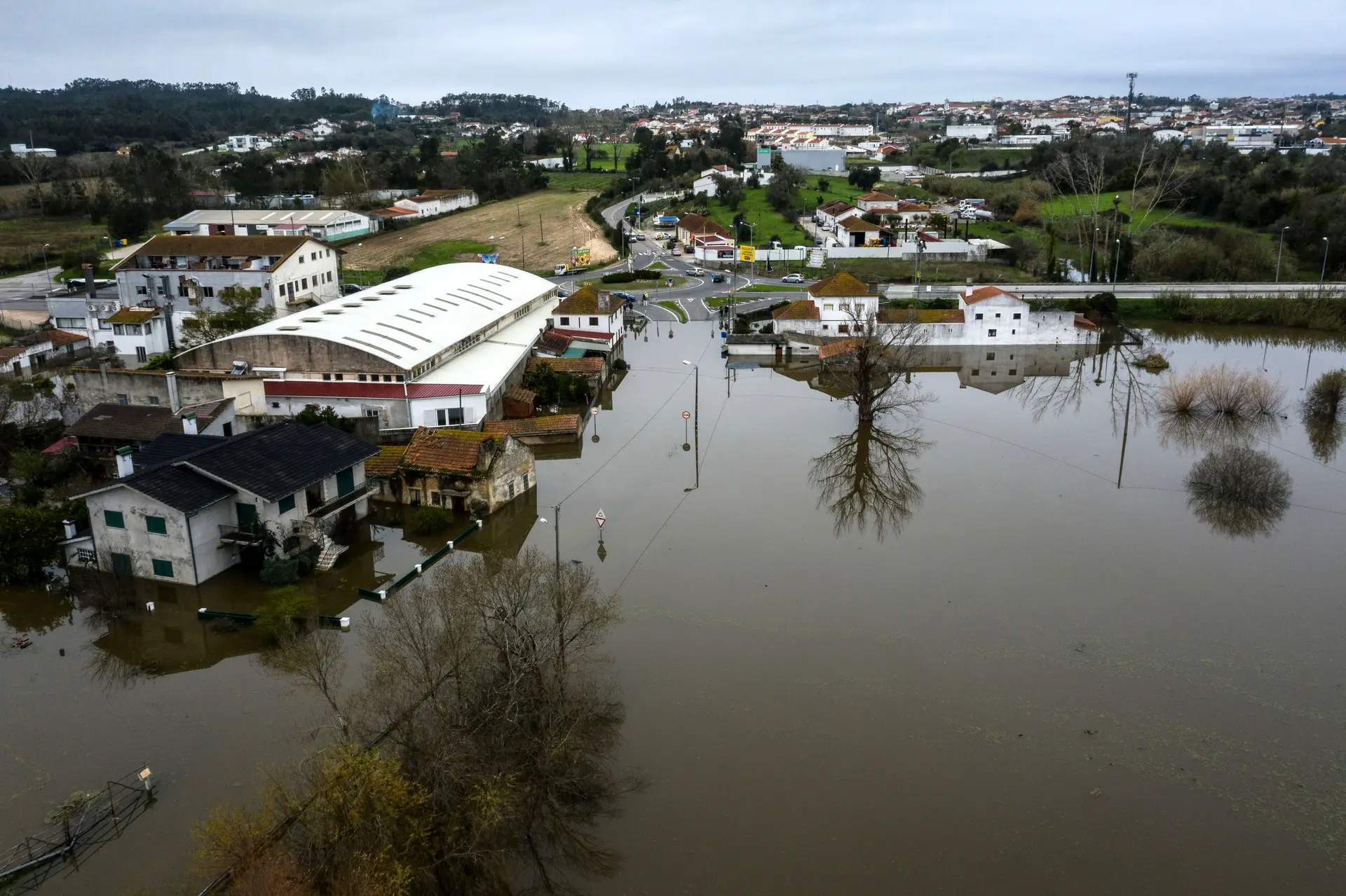 Cheias no Mondego. Uma torrente de falhas fez transbordar o rio