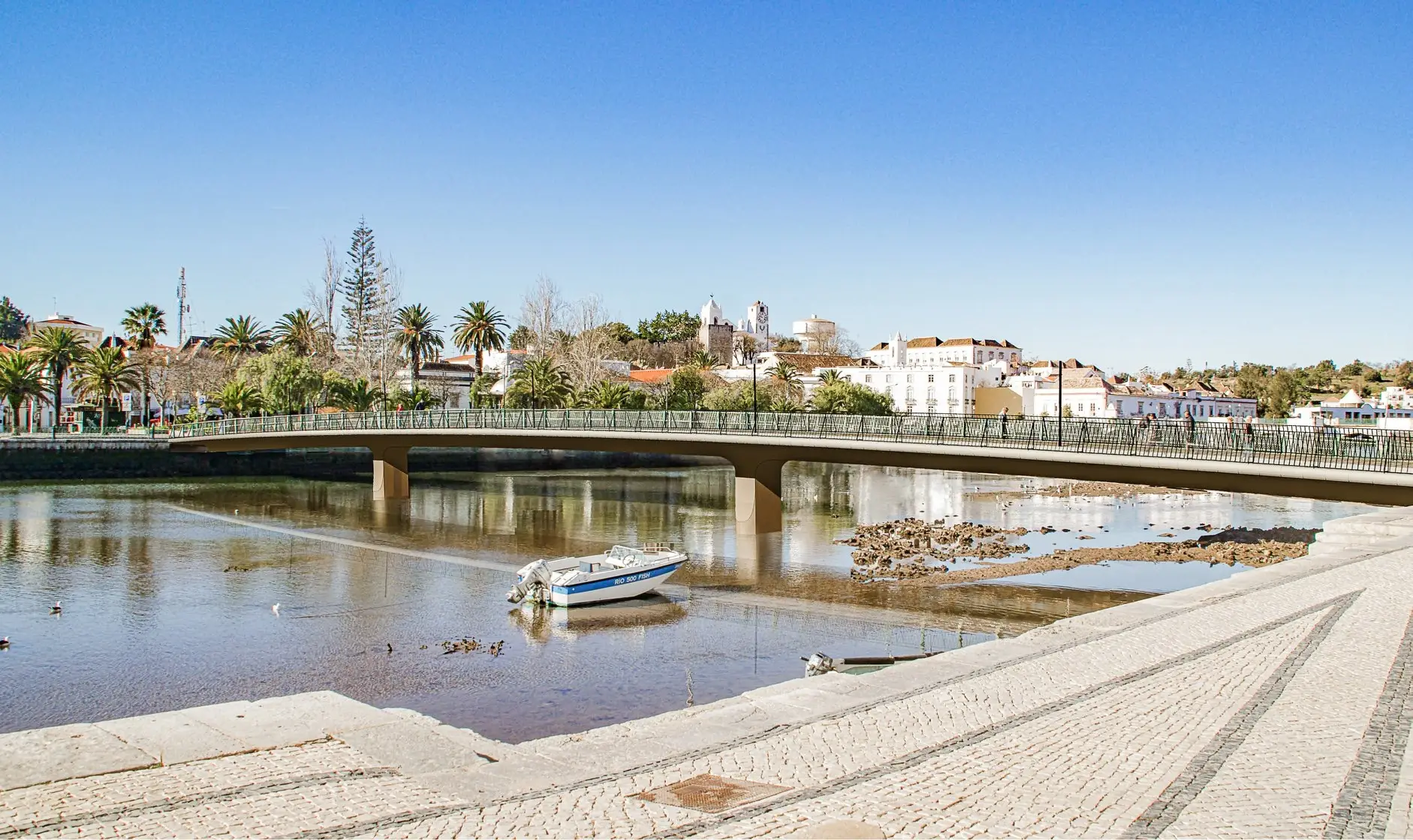 Imagem artística da ponte nova sobre o rio Gilão Imagem cortesia Câmara de Tavira