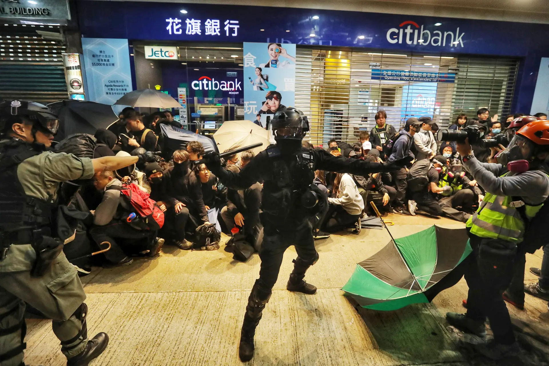 Quase 50 militantes pró-democracia de Hong Kong vão ser julgados