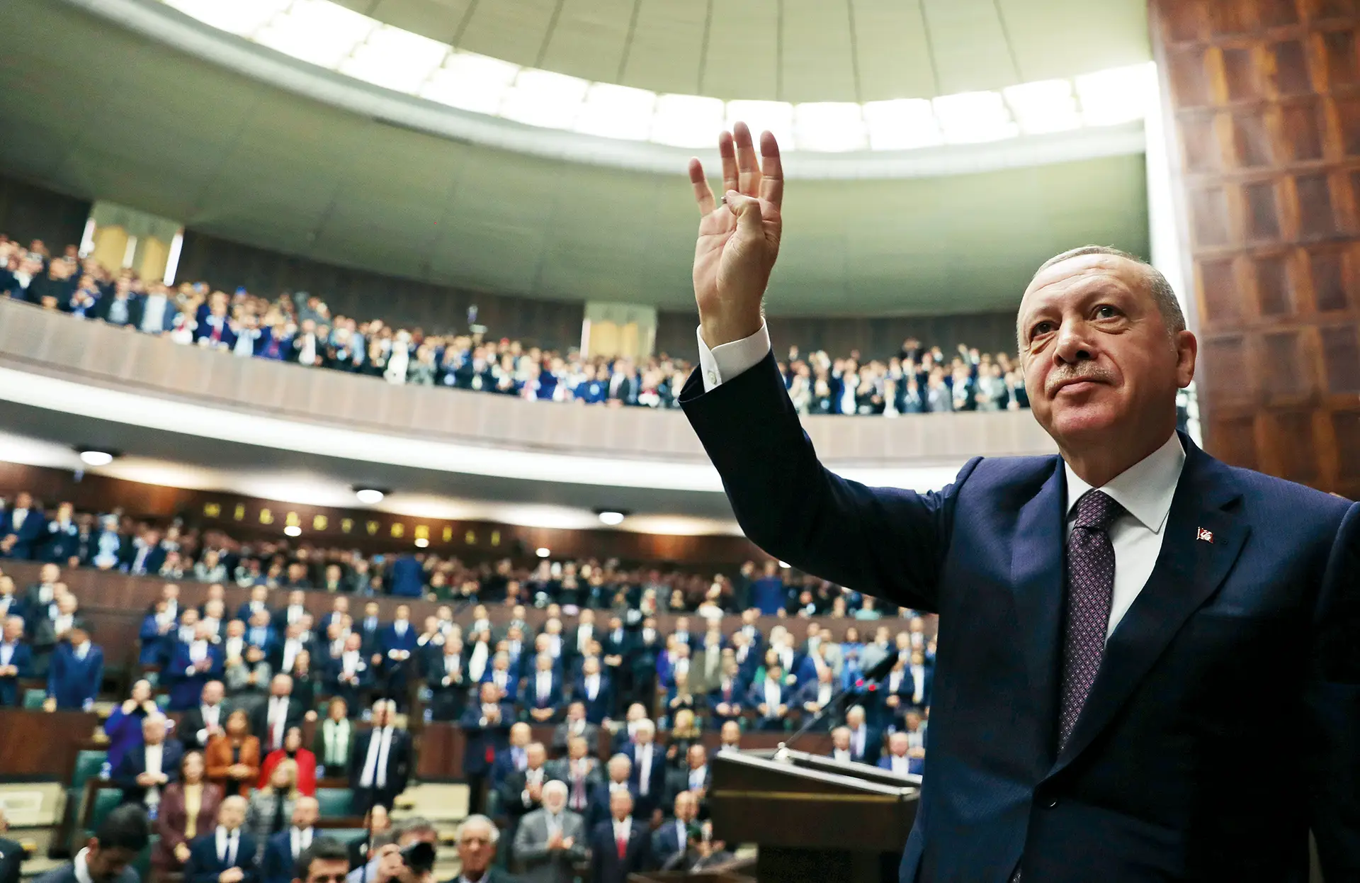 Tayyip Erdogan, Presidente da Turquia, saúda os deputados no Parlamento em Ancara