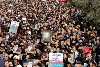 Milhares de pessoas nas ruas de Teerão, de luto pelo general morto em ataque ordenado por Trump