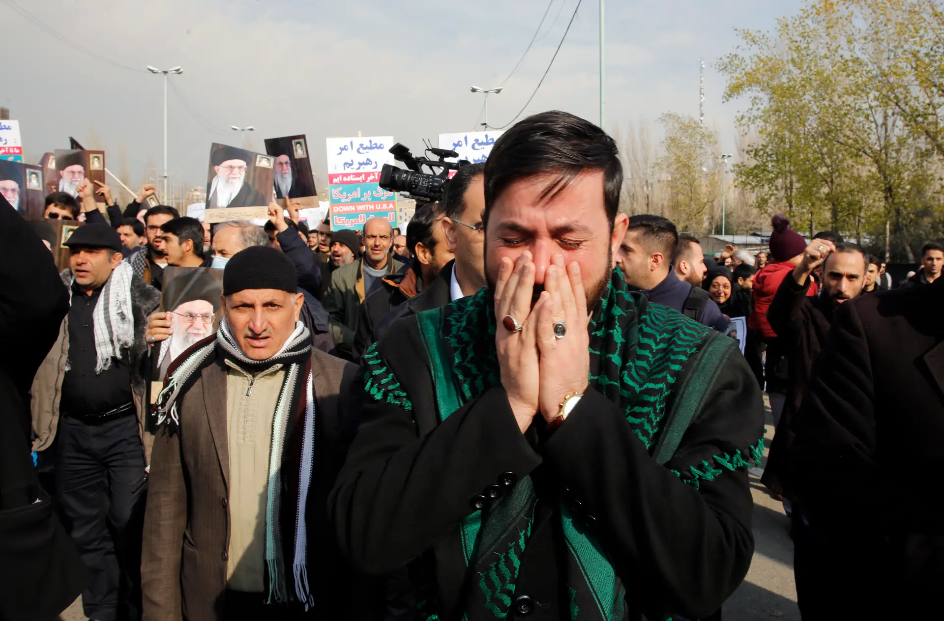 Milhares de pessoas choram a morte de Qassem Soleimani, tido como herói nacional desde a guerra Irão-Iraque na década de 1980