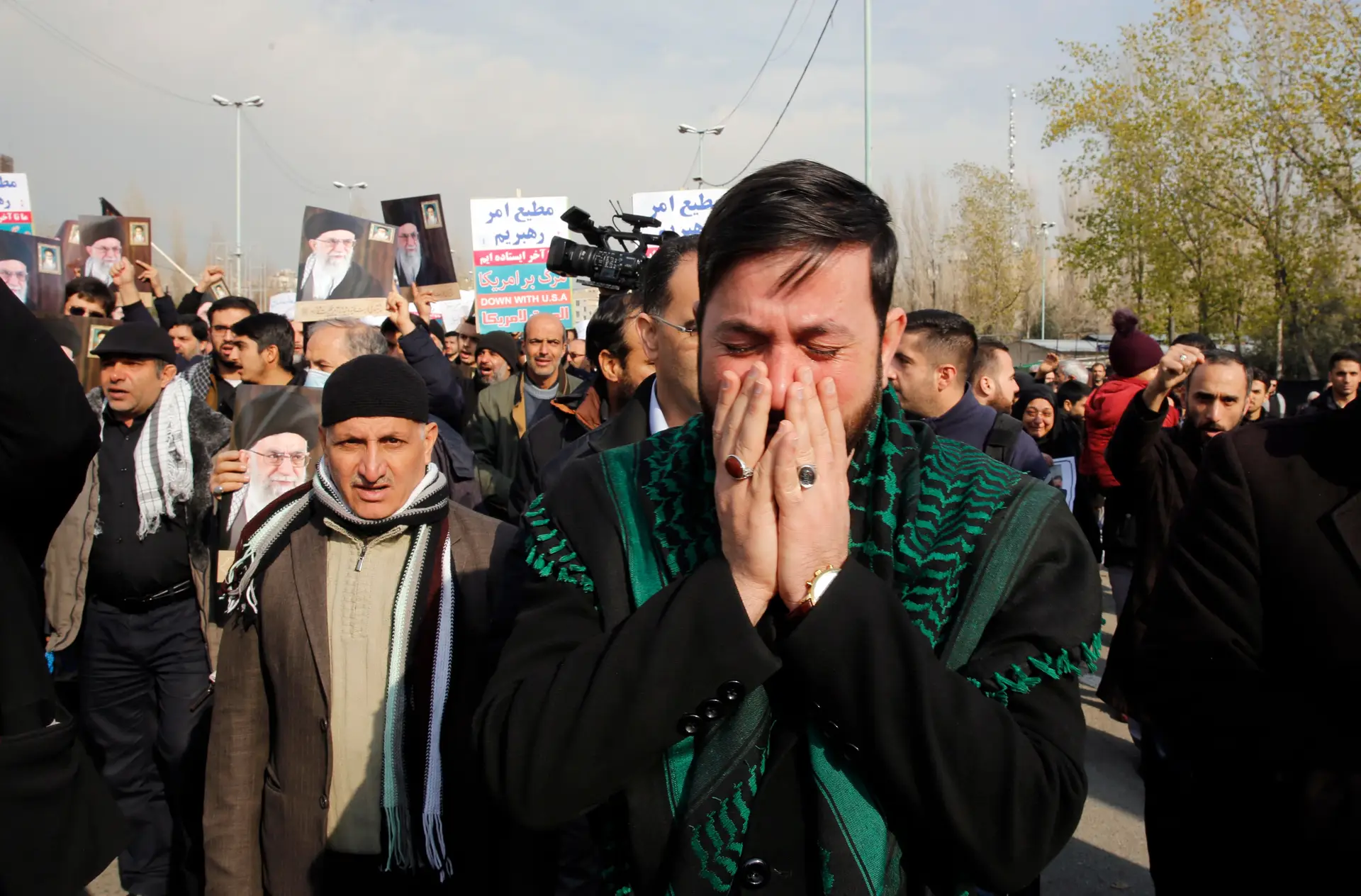 Milhares de pessoas choram a morte de Qassem Soleimani, tido como herói nacional desde a guerra Irão-Iraque na década de 1980