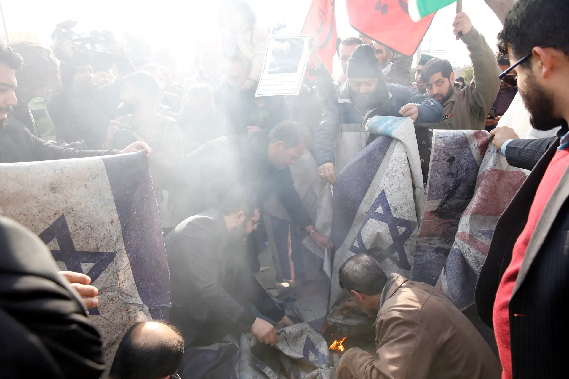 Em Teerão queimam-se bandeiras dos Estados Unidos e do aliado Israel