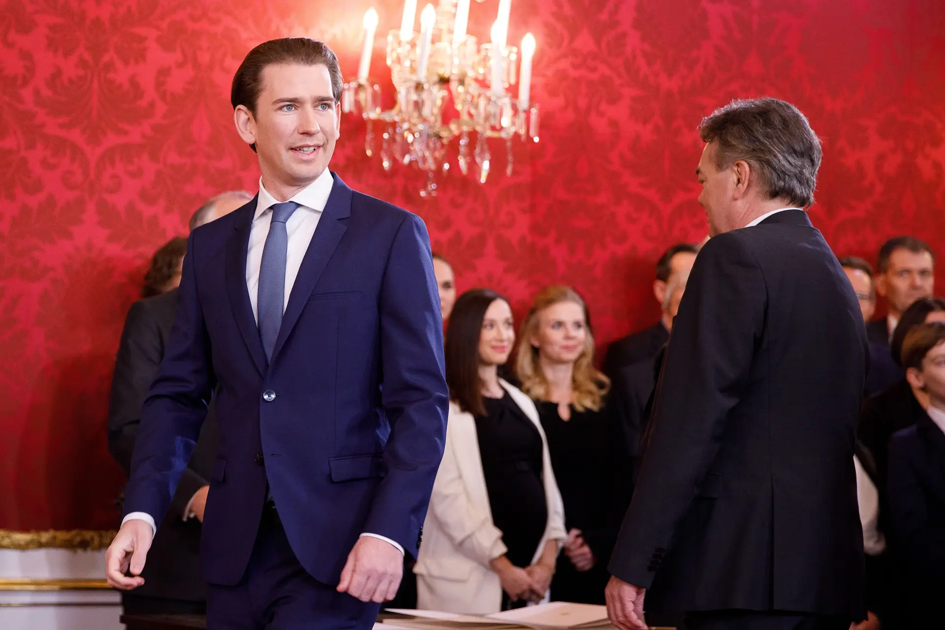 Sebastian Kurz investido à frente de governo de coligação na Áustria