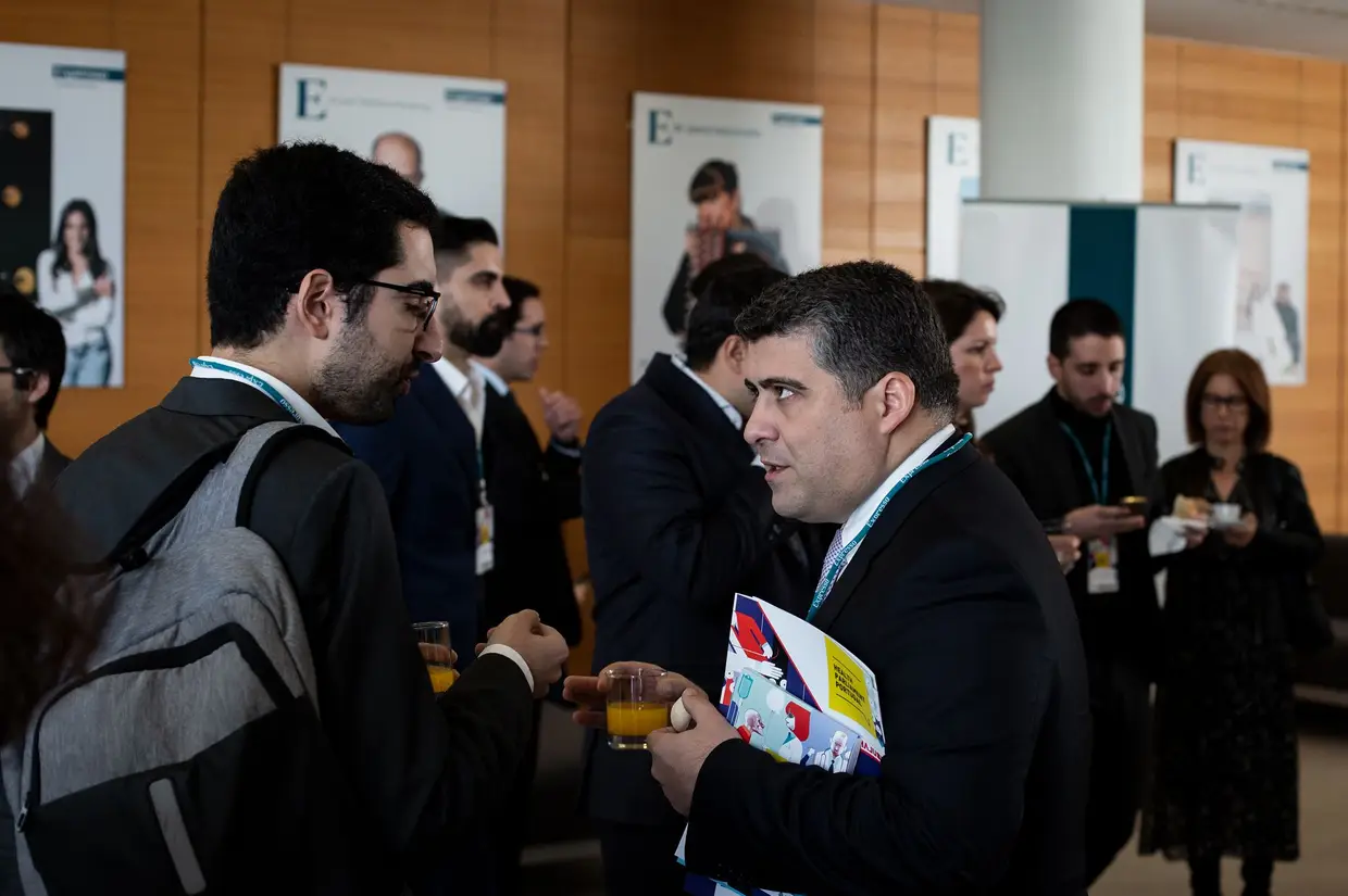 O cofee break a meio da manhã deu oportunidade aos deputados de trocarem impressões