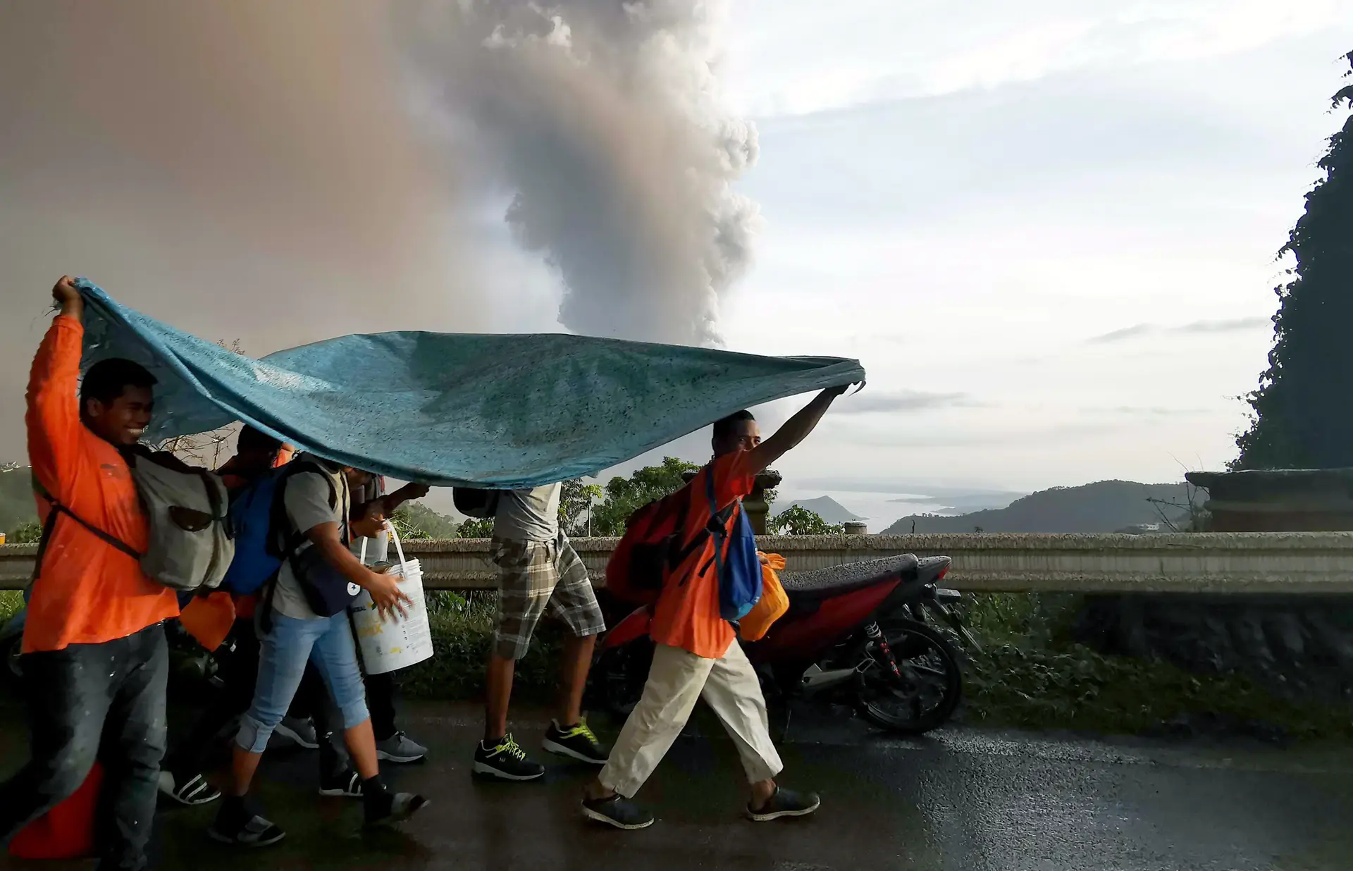 O aumento da atividade do vulcão Taal, situado numa ilha próxima de Manila, gerou uma coluna de fumo com mais de um quilómetro de altura 