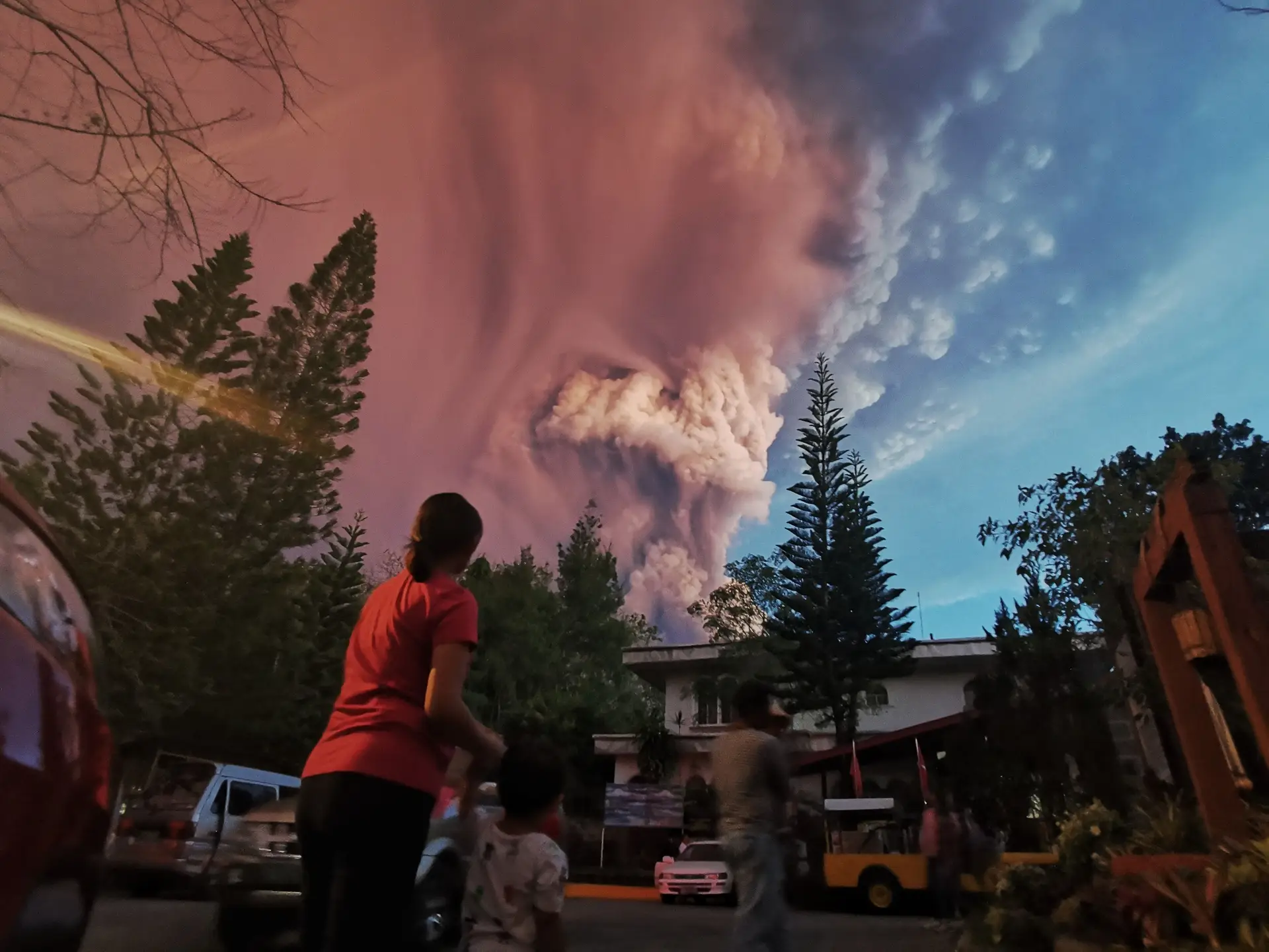 Filipinas alertam para “erupção explosiva” do vulcão Taal e pedem retirada de quase meio milhão