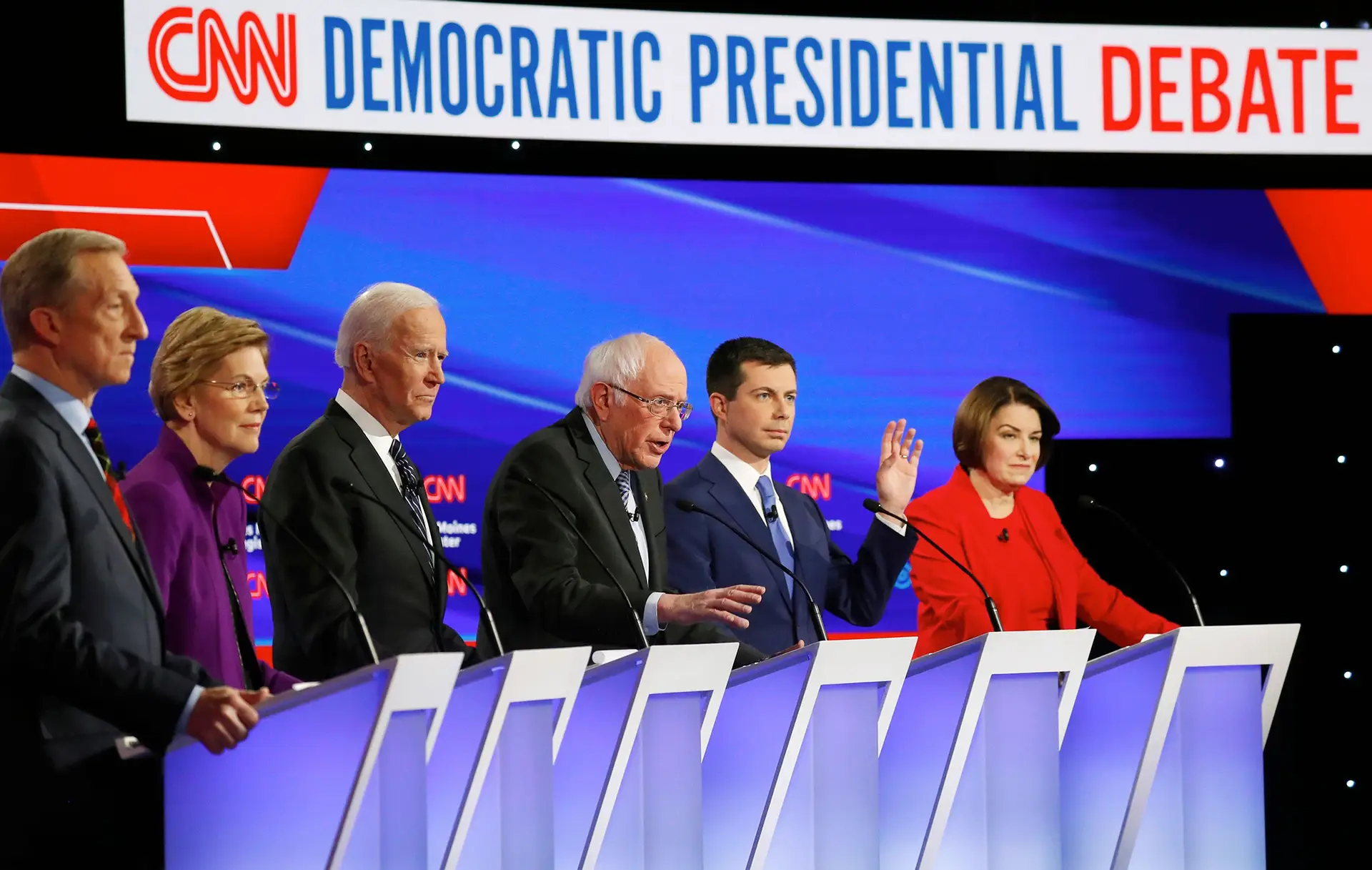 LO debate dos candidatos democratas, esta terça-feira à noite (madrugada desta quarta-feira em Portugal)
