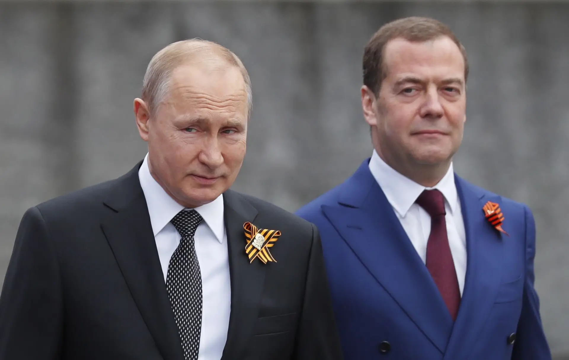 Dmitry Medvedev (à direita) sempre foi um homem da confiança de Putin (à esquerda). Abandona agora o cargo de primeiro-ministro, antes do fim do mandato e depois do discurso do Presidente sobre o estado da nação
