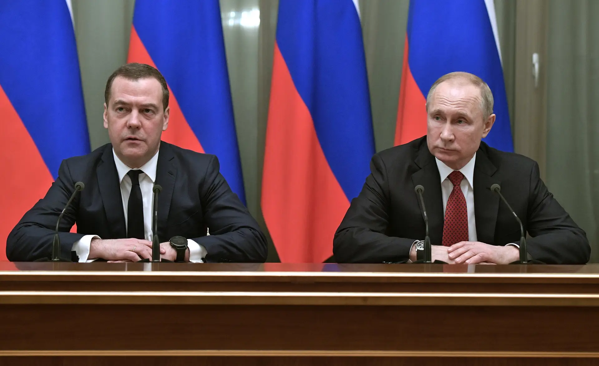 Dmitri Medvedev ao lado do Presidente russo Vladimir Putin