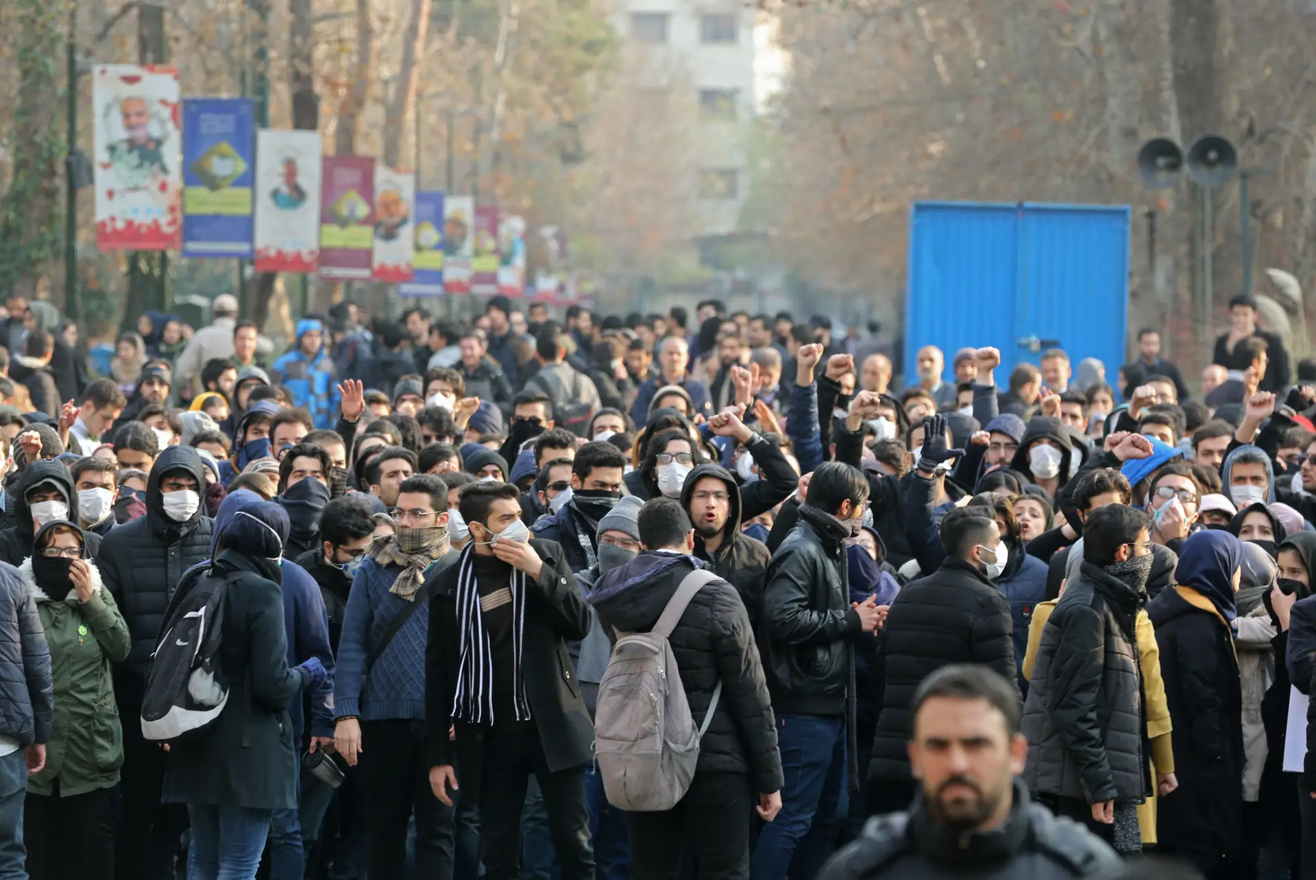 Estudantes iranianos protestam contra o abate do avião ucraniano junto à Universidade de Teerão, capital do país.