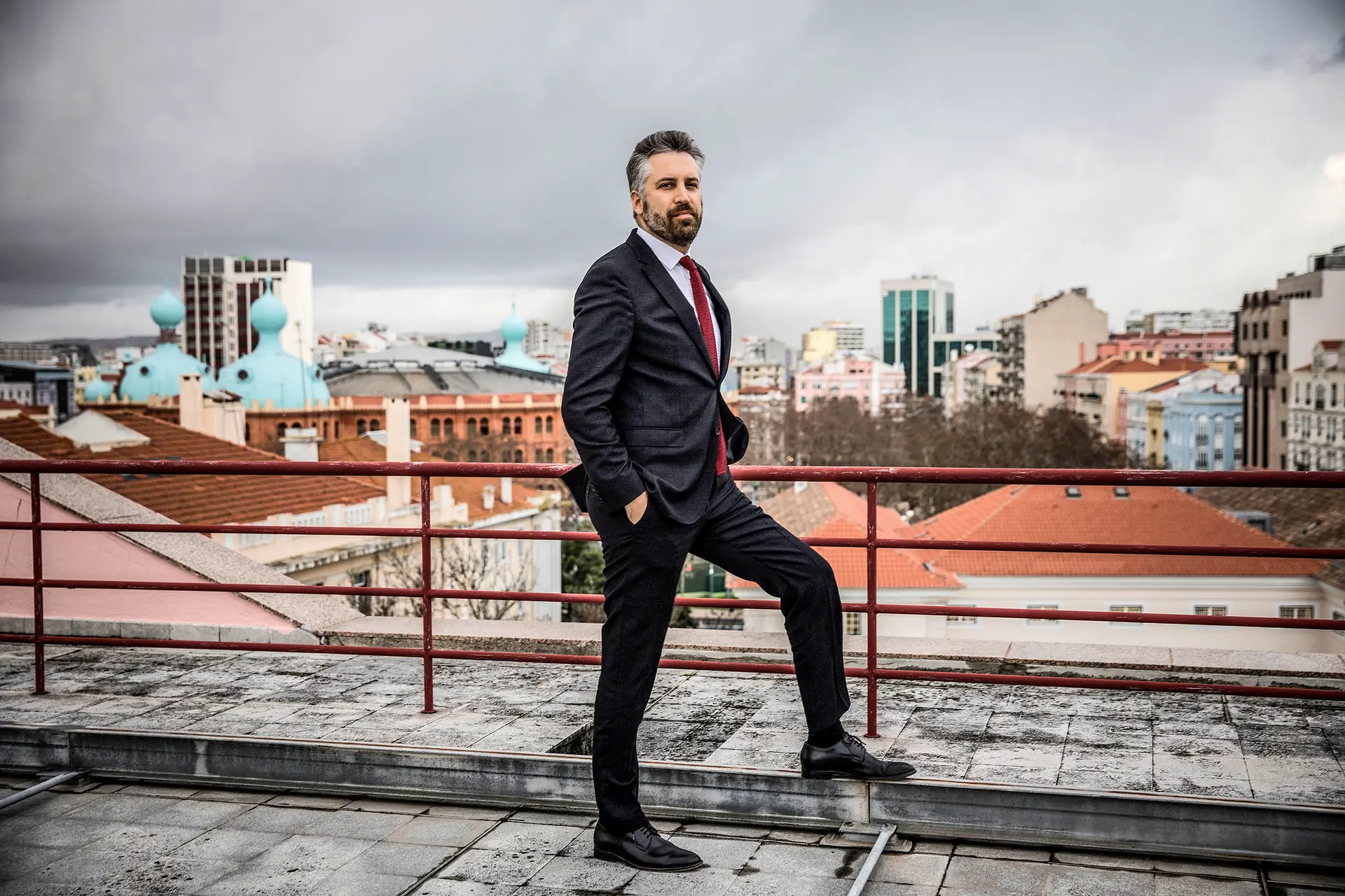 O ministro fotografado no Ministério das Infraestruturas e Habitação