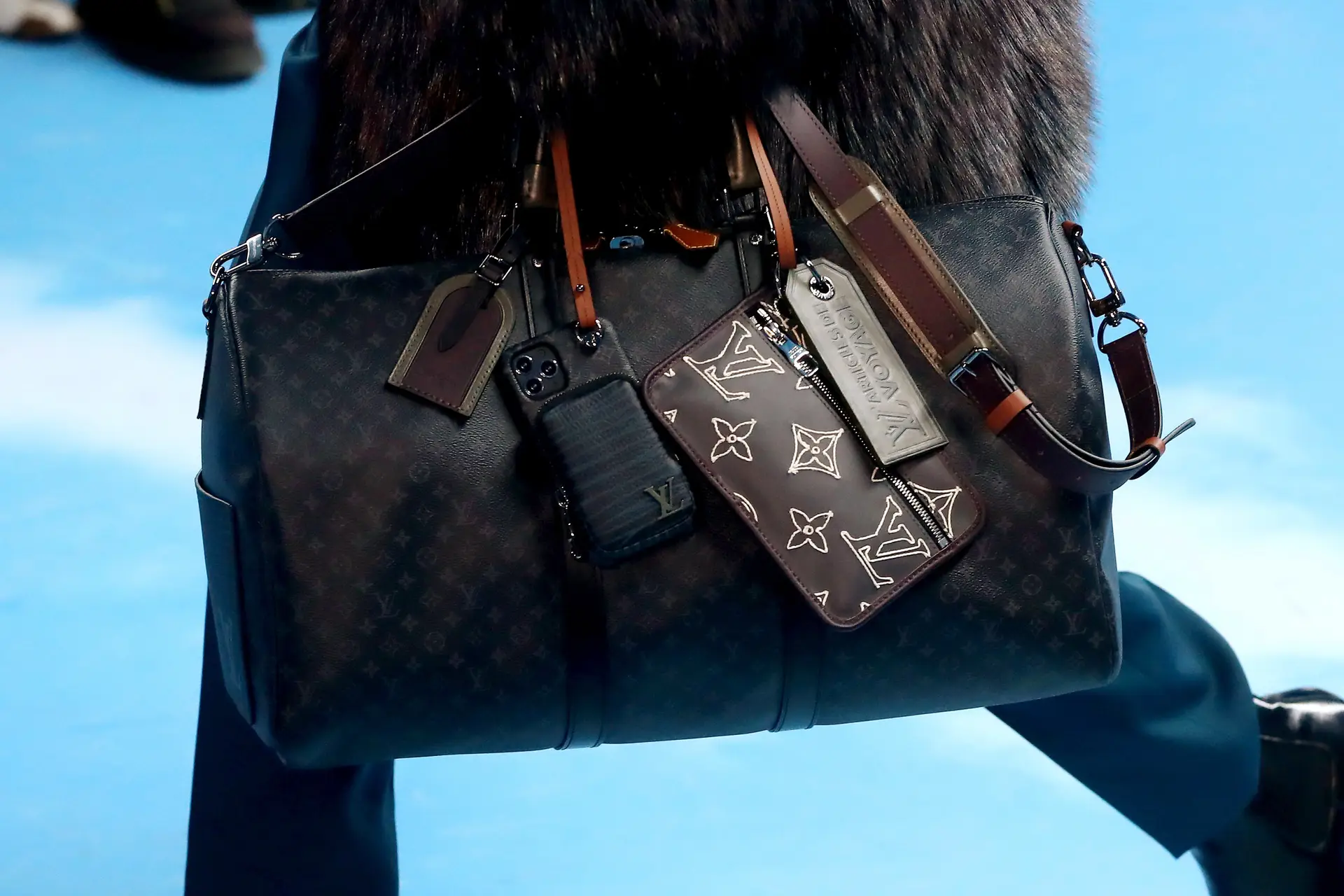 Milionário que detém a Louis Vuitton vende participação no Carrefour por 724 milhões de euros