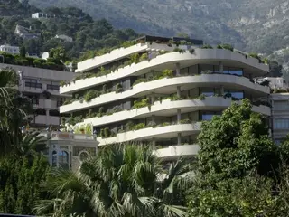 O edifício Petite Afrique, com dez andares, custou 450 milhões de euros. Isabel dos Santos ficou com o 6º andar <span class="creditofoto">Foto D.R.</span>