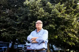 Sérgio Luiz de Carvalho na Travessa do Noronha, local central do seu romance “A Última Noite em Lisboa”. A Cozinha Económica funcionava no local onde agora estão as árvores