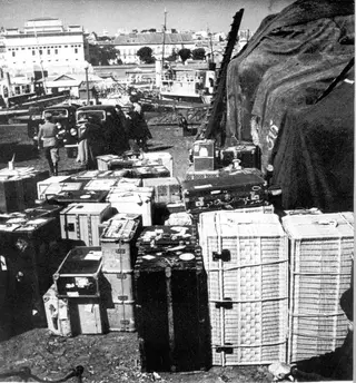 Bagagem e refugiados nos cais de Lisboa Foto de Roger Kahan para o livro “Refugiados” em co-autoria com o médico Augusto Esaguy <span class="creditofoto">Arquivo Histórico Diplomático do MNE</span>