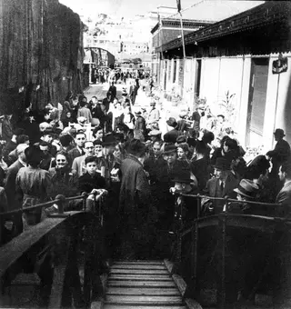 Bagagem e refugiados nos cais de Lisboa Foto de Roger Kahan para o livro “Refugiados” em co-autoria com o médico Augusto Esaguy <span class="creditofoto">Arquivo Histórico Diplomático do MNE</span>