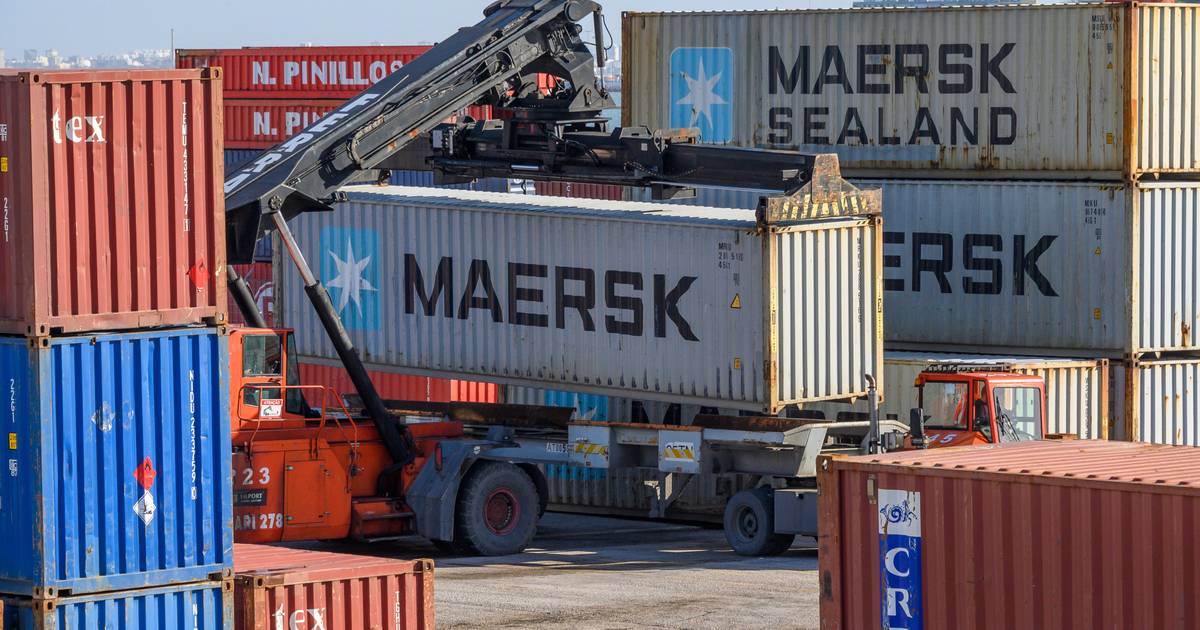 Estivadores protestam no parlamento contra a insolvência de uma empresa no Porto de Lisboa