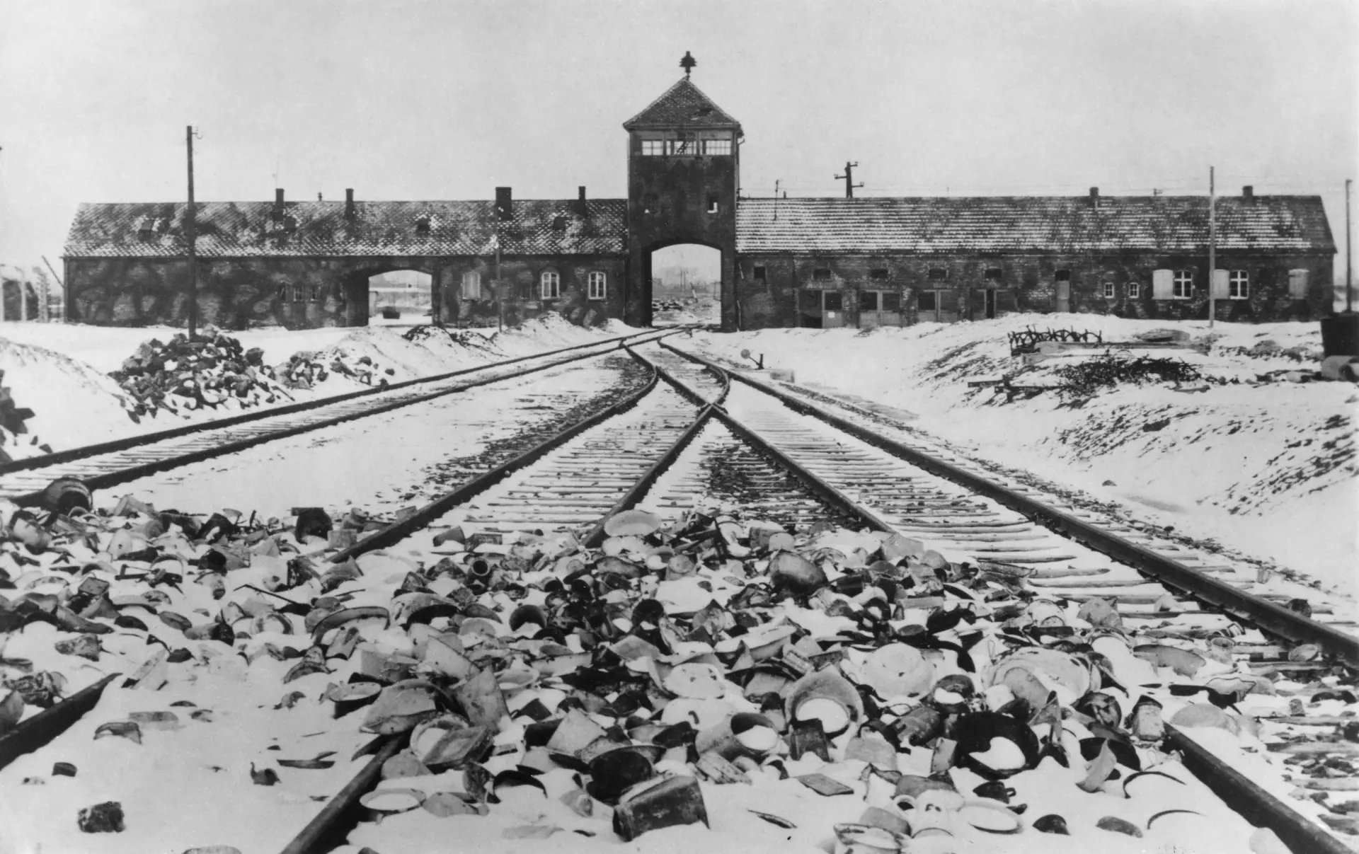 Imagem da entrada do campo de extermínio de Birkenau, na Polónia