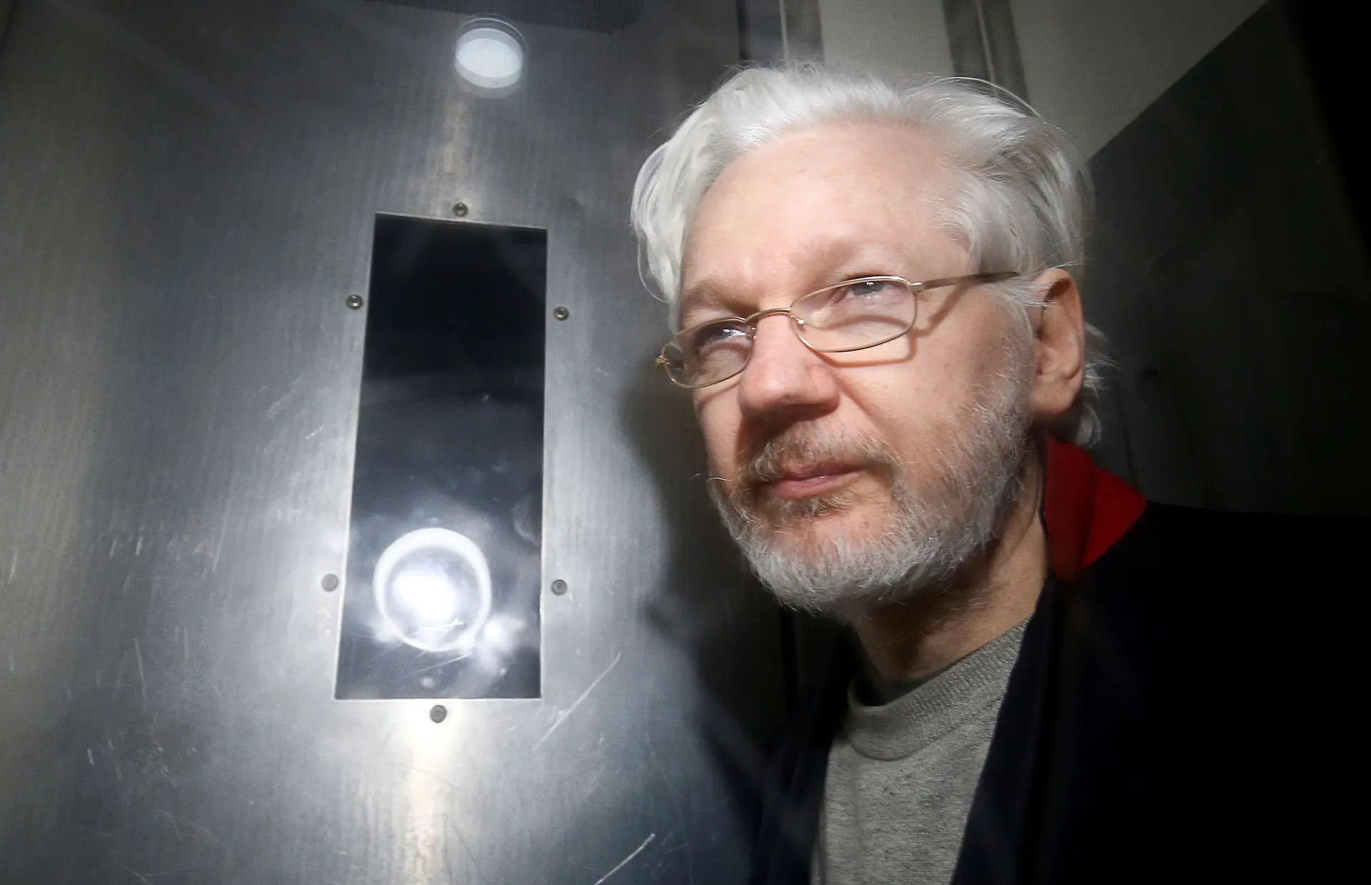 Julian Assange num tribunal em Londres, em janeiro de 2020