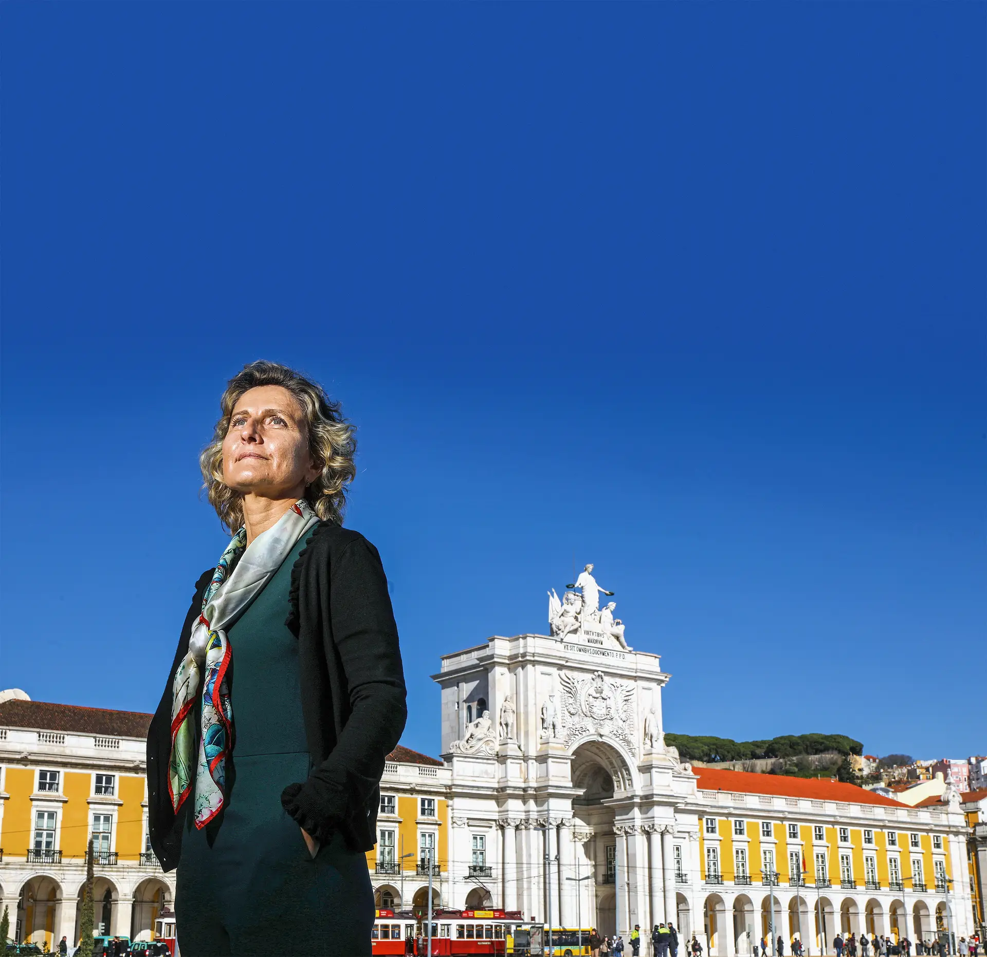 A ministra que tem a defesa do interior fotografada na Praça do Comércio, símbolo do poder central