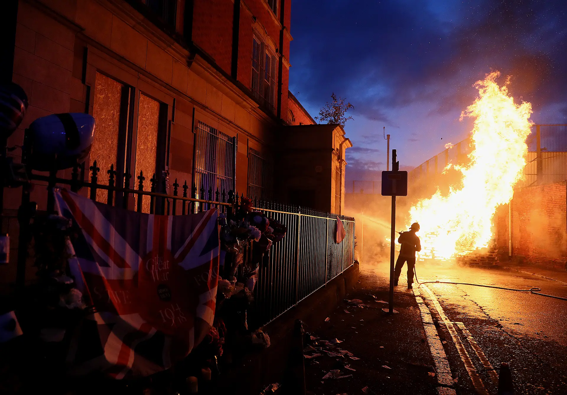 Tensão Todos os anos, em julho, as ruas de Belfast são iluminadas por gigantescas fogueiras ateadas para celebrar a vitória dos protestantes sobre os católicos na Batalha de Boyne, em 1690