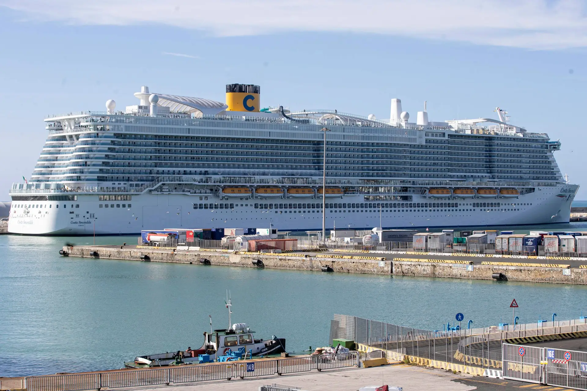 O navio de cruzeiro "Costa Smeralda", ancorado no porto de Civitavecchia, a noroeste de Roma