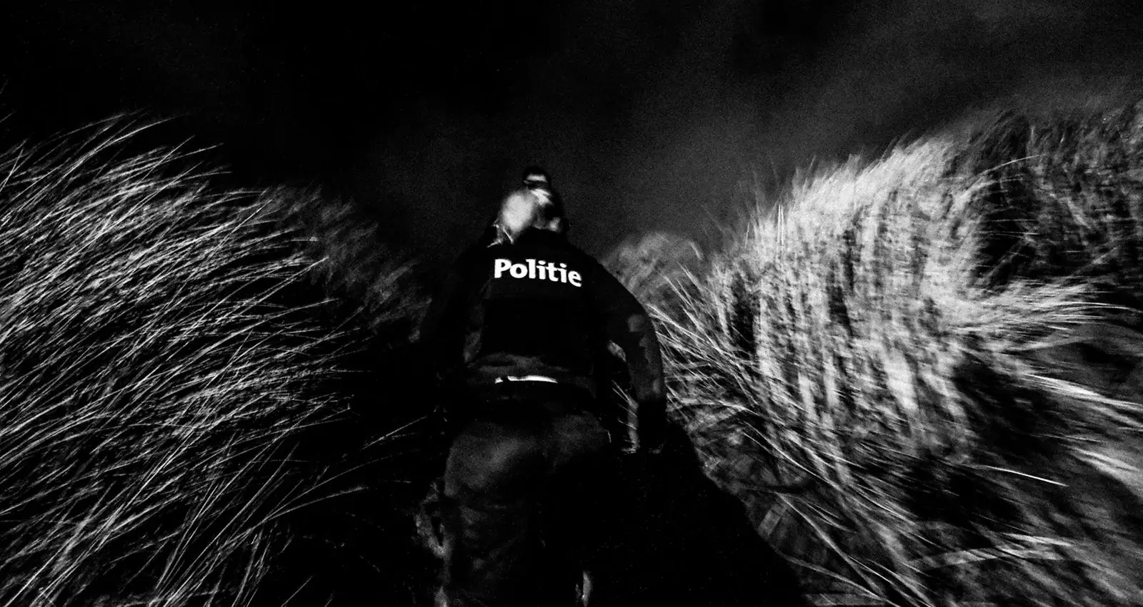 A agente Zoë Moit patrulha as dunas de Zeebrugge